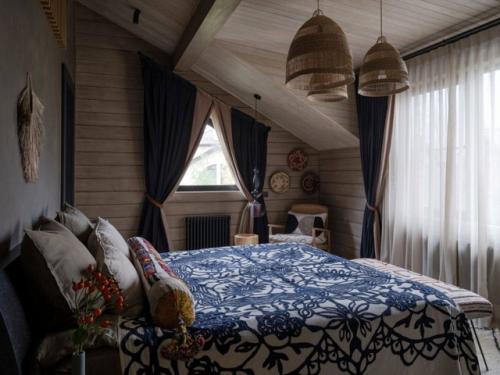 Этот дом впечатляет с первого взгляда - простор, свет и свобода чувствуются в каждом уголке. 01