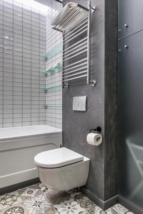 Строгий бело - серый интерьер ванной комнаты. 03