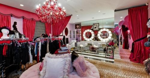 Свой особняк в Беверли - хиллз Кристина агилера купила у семьи Оззи осборна. 05