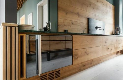 Деревянная кухня выглядит красиво и стильно уже много лет. 02