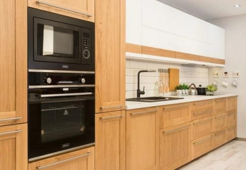 Деревянная кухня выглядит красиво и стильно уже много лет. 04