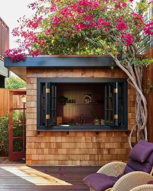 Шикарный интерьер загородного дома с яркими акцентами - это пример того, как смелость в цвете может преобразить пространство. 01