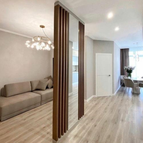 Очень интересное и удобное решение с зонирующей реечной перегородкой посередине. 01