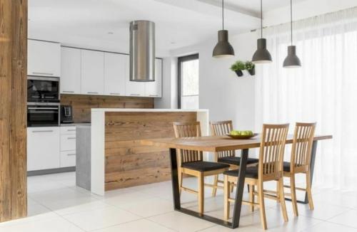 Деревянная кухня выглядит красиво и стильно уже много лет. 06