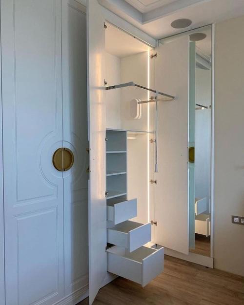 Только установили шкаф в спальне. 02