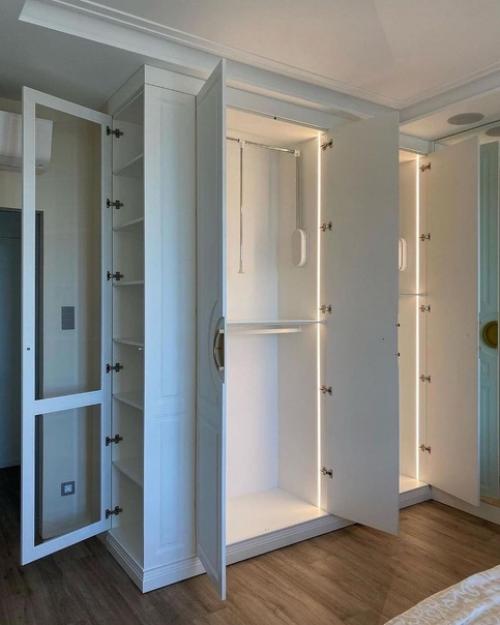 Только установили шкаф в спальне. 01