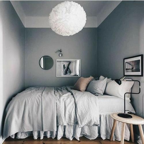 Люстры в интерьере выделяют огромный пласт в дизайнерском подходе к оформлению освещения в интерьере. 04