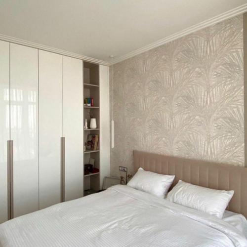 Очень интересное и удобное решение с зонирующей реечной перегородкой посередине. 03