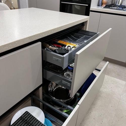 Очень долго думали насчет отдельно стоящего острова и вот что у нас получилось. 04