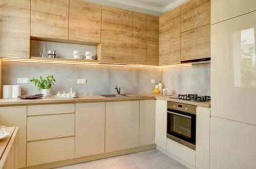 Деревянная кухня выглядит красиво и стильно уже много лет. 03