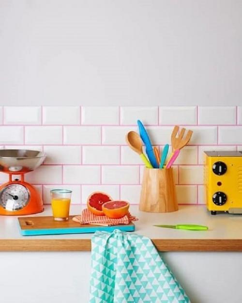 Классный способ добавить красок в ванной комнате - цветная затирка. 04