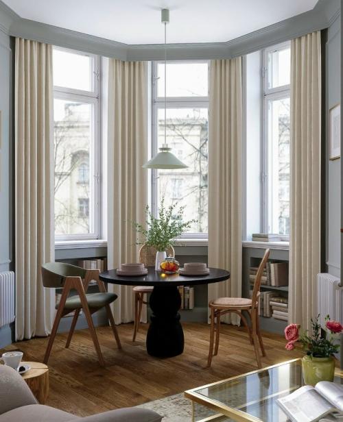 Интерьер сочетает классическую основу и современные акценты, создавая пространство, в котором легко жить, творить и отдыхать. 06