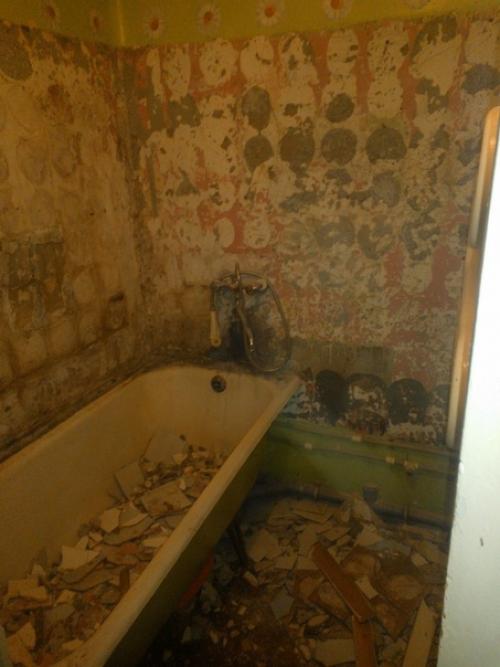 Осталась без маникюра но сделала сама ванную комнату. 01