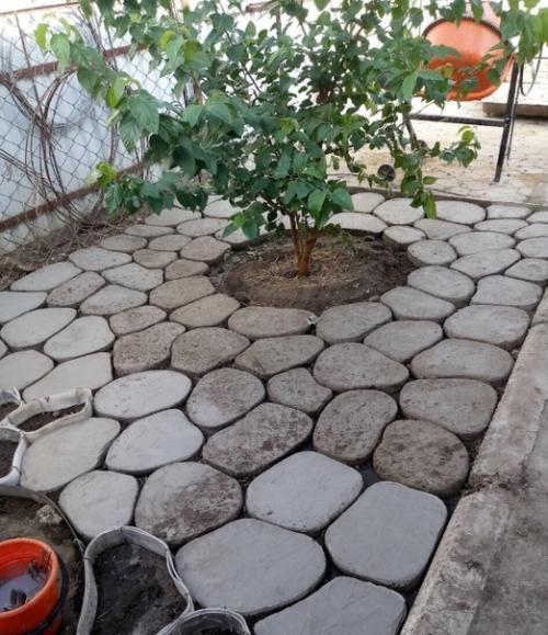 Жена высмотрела в интернете, как сделать плитку в форме камней своими руками. 06