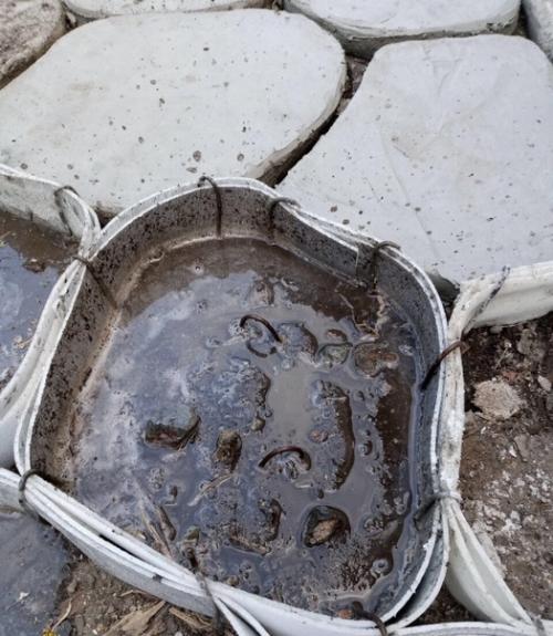 Жена высмотрела в интернете, как сделать плитку в форме камней своими руками. 02