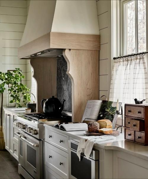 Домашний уютный интерьер, пропитанный теплом и воспоминаниями прошлого, словно тихо сопротивляется спешке внешнего мира. 08