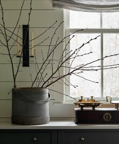 Домашний уютный интерьер, пропитанный теплом и воспоминаниями прошлого, словно тихо сопротивляется спешке внешнего мира. 07