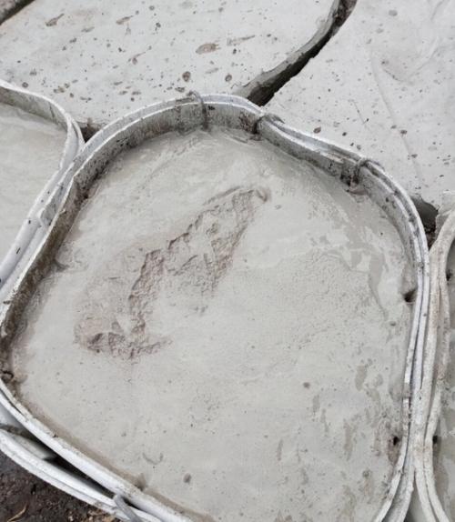 Жена высмотрела в интернете, как сделать плитку в форме камней своими руками. 03