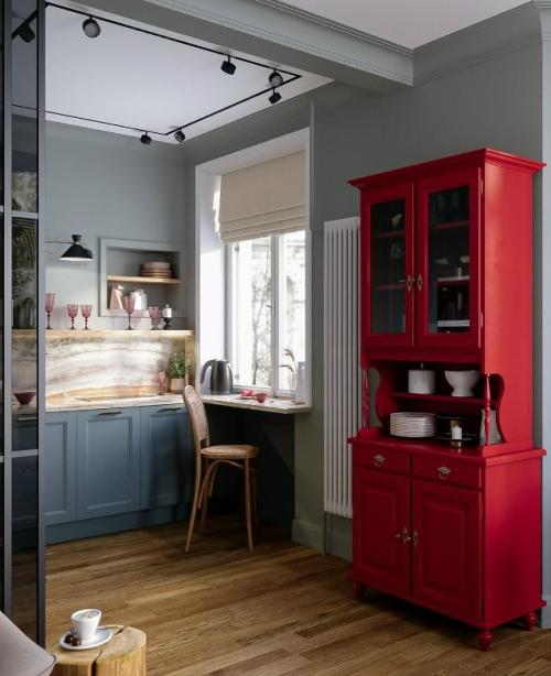 Интерьер сочетает классическую основу и современные акценты, создавая пространство, в котором легко жить, творить и отдыхать. 07