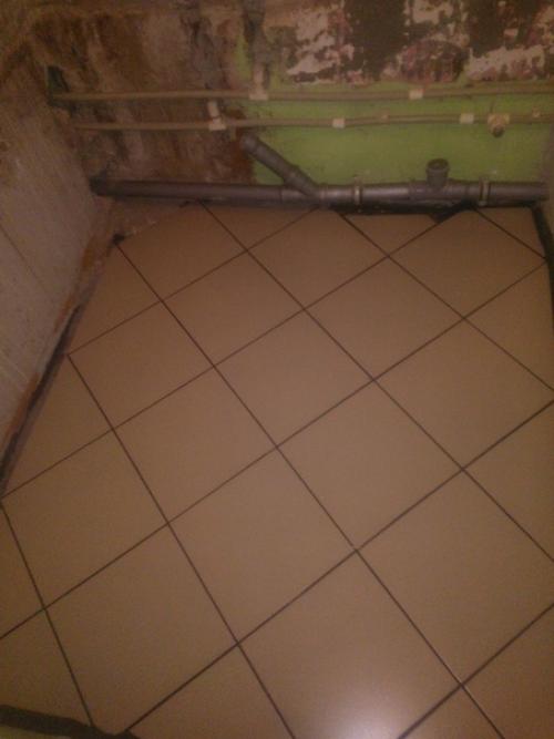 Осталась без маникюра но сделала сама ванную комнату. 03