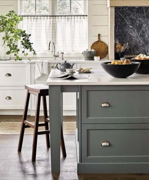 Домашний уютный интерьер, пропитанный теплом и воспоминаниями прошлого, словно тихо сопротивляется спешке внешнего мира. 06