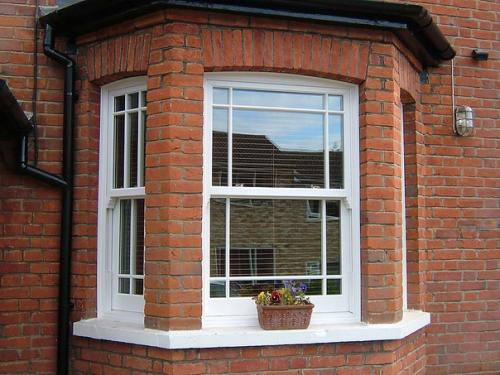 Традиционные английские окна имеют непривычную для нас конструкцию: они открываются вертикально, одна из створок сдвигается вверх. 02