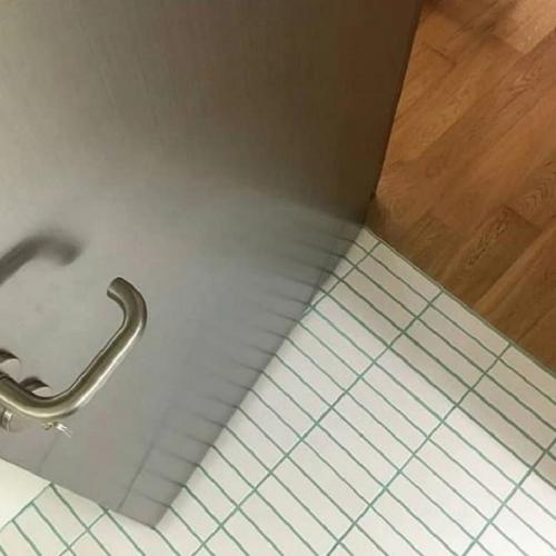 Классный способ добавить красок в ванной комнате - цветная затирка. 02