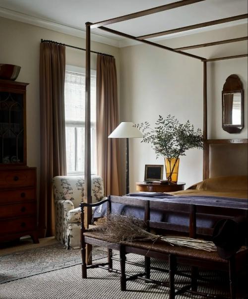 Домашний уютный интерьер, пропитанный теплом и воспоминаниями прошлого, словно тихо сопротивляется спешке внешнего мира. 04