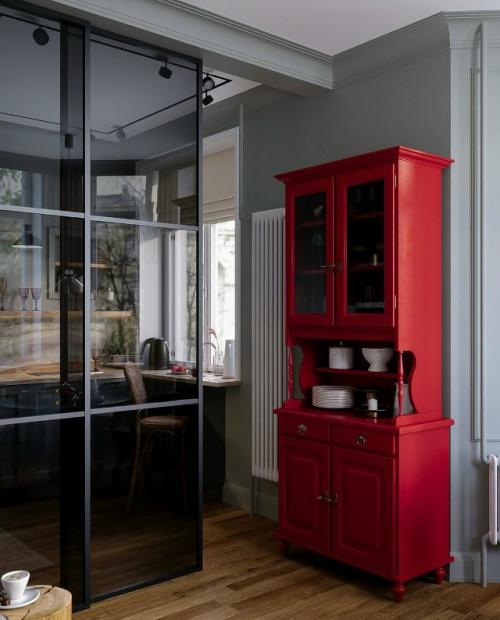 Интерьер сочетает классическую основу и современные акценты, создавая пространство, в котором легко жить, творить и отдыхать. 08