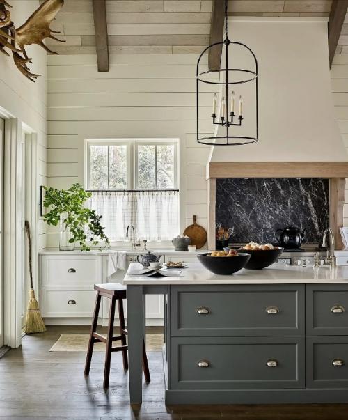 Домашний уютный интерьер, пропитанный теплом и воспоминаниями прошлого, словно тихо сопротивляется спешке внешнего мира. 09