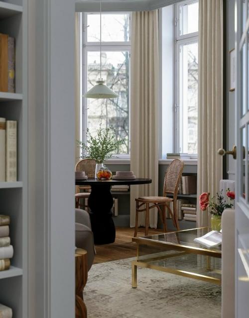 Интерьер сочетает классическую основу и современные акценты, создавая пространство, в котором легко жить, творить и отдыхать. 01