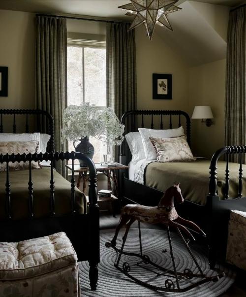 Домашний уютный интерьер, пропитанный теплом и воспоминаниями прошлого, словно тихо сопротивляется спешке внешнего мира. 03