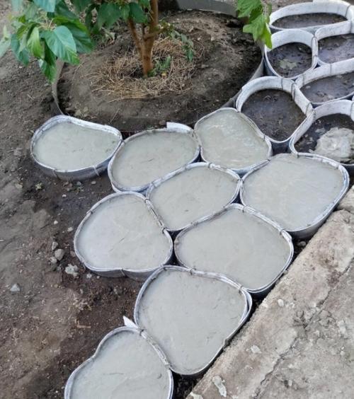 Жена высмотрела в интернете, как сделать плитку в форме камней своими руками. 04