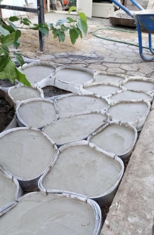 Жена высмотрела в интернете, как сделать плитку в форме камней своими руками. 05