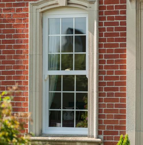 Традиционные английские окна имеют непривычную для нас конструкцию: они открываются вертикально, одна из створок сдвигается вверх. 01