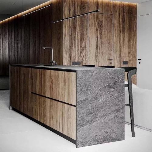 Темные тона помогают сгладить визуальный дисбаланс помещения. 03