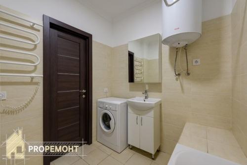 Пример того, как яркие цветные гардины могут преобразить весь интерьер комнаты. 04