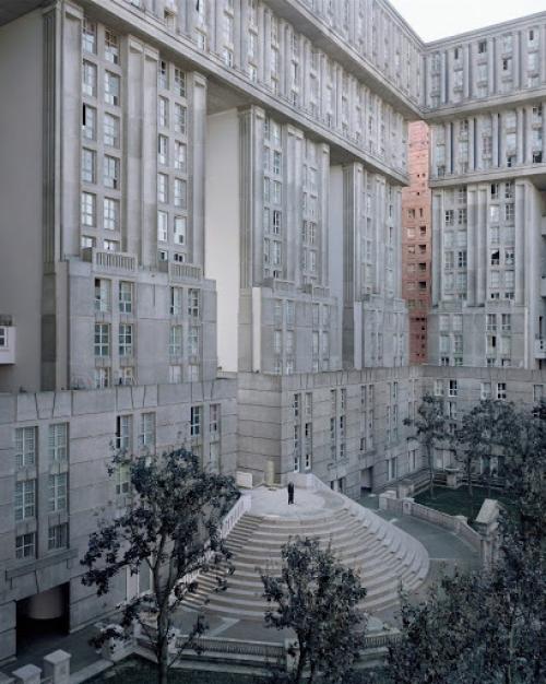 На окраинах Парижа есть необычный район жилых домов, выполненных в футуристическом стиле. 06