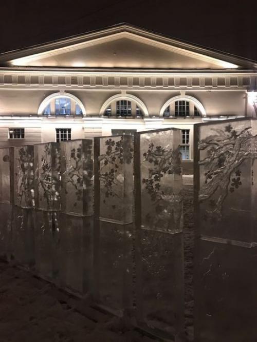 Перед Манежем выросла ледяная сакура. 03