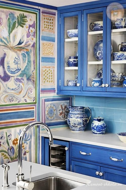 Синий цвет входит в палитру любимых тонов многих людей, так как вызывает приятные ассоциации с теплым морем и небесной синевой. 01