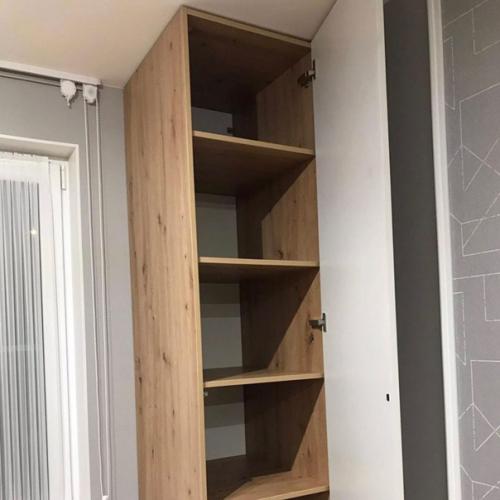 Организованная рабочая зона у окна в детской комнате грамотно. 02