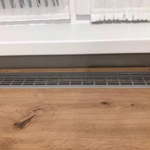 Организованная рабочая зона у окна в детской комнате грамотно. 04