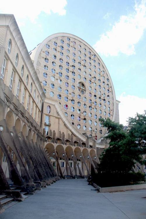 На окраинах Парижа есть необычный район жилых домов, выполненных в футуристическом стиле. 02