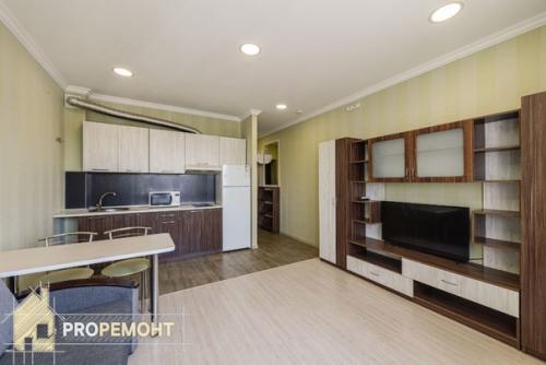 Пример того, как яркие цветные гардины могут преобразить весь интерьер комнаты. 02