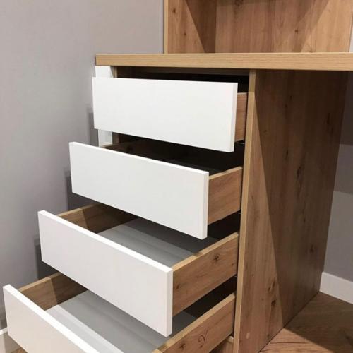 Организованная рабочая зона у окна в детской комнате грамотно. 01