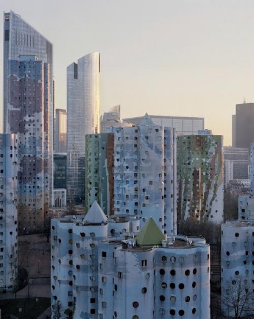 На окраинах Парижа есть необычный район жилых домов, выполненных в футуристическом стиле. 05