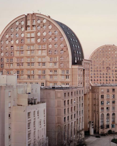 На окраинах Парижа есть необычный район жилых домов, выполненных в футуристическом стиле. 08