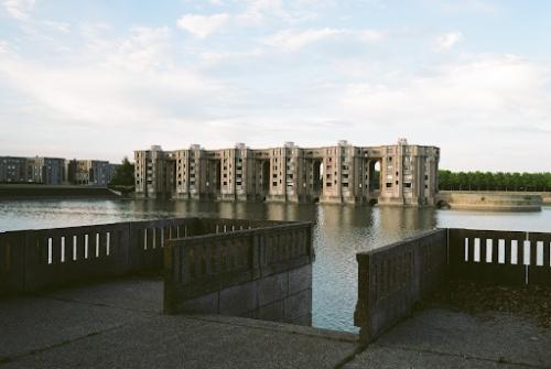 На окраинах Парижа есть необычный район жилых домов, выполненных в футуристическом стиле. 07