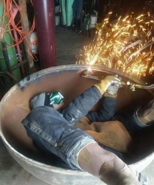 Странные порой фото сварщиков мы видим, как будто они совсем страха не имееют. 02