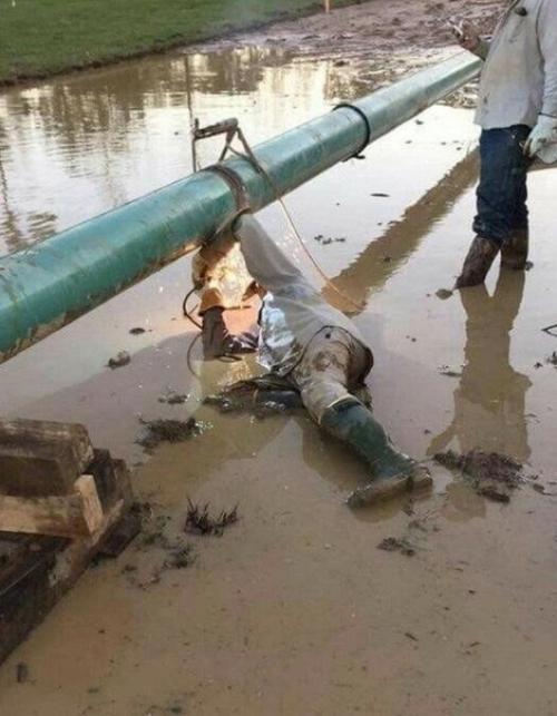 Странные порой фото сварщиков мы видим, как будто они совсем страха не имееют. 01